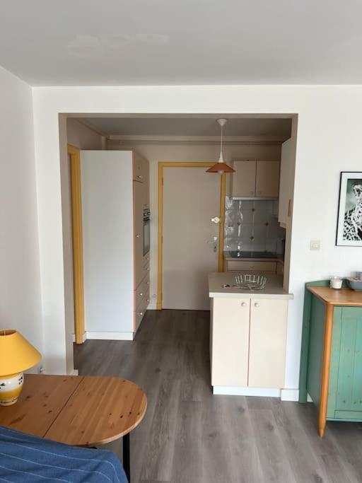 Bel Appartement De Bord De Mer Avec Veranda รอสกอฟ ภายนอก รูปภาพ